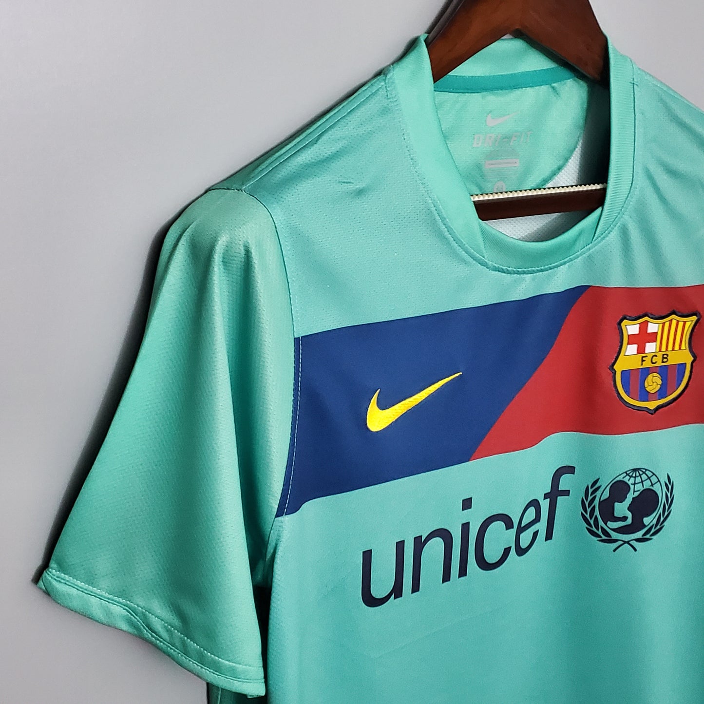 Barcelona 10/11 Away